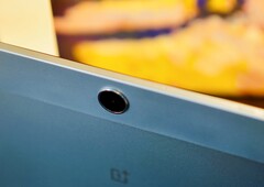 ¿Por qué, por ejemplo, el OnePlus Pad Lite tiene una tira de plástico bastante ancha en su carcasa metálica? (Fuente de la imagen: Notebookcheck)