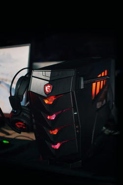 MSI Aegis 3 8RD con los auriculares y la iluminación RGB encendida (Fuente: MSI)