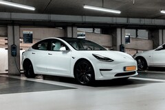 Las autoridades chinas temen que los vehículos eléctricos de Tesla, como el Model 3 que se ve en esta imagen, puedan ser utilizados para el espionaje extranjero (Imagen: Jannis Lucas)