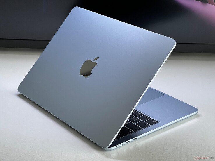 Apple macBook Air de 13 pulgadas sentado en un escritorio con la tapa abierta (Fuente de la imagen: Notebookcheck)