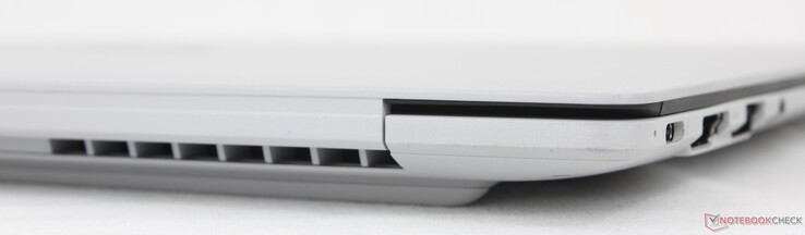 Trasera: Sin puertos