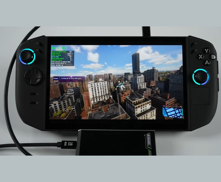 PC de juegos portátil Lenovo Legion Go 2 ejecutando Spider-Man 2, conectado a través de USB4 a una GPU externa Adlink Pocket AI para realizar pruebas con doble GPU alimentada por batería. (Fuente de la imagen: ETA PRIME vía YouTube)