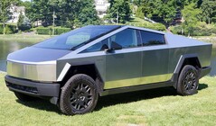 El Cybertruck de Tesla es retirado del mercado por quinta vez al año de estar a la venta. (Fuente de la imagen: Wikipedia)