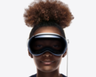 Está sonriendo, pero no porque esté viendo porno en 3D inmersivo. (Imagen: Apple)