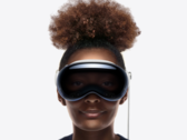 Está sonriendo, pero no porque esté viendo porno en 3D inmersivo. (Imagen: Apple)