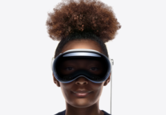 Está sonriendo, pero no porque esté viendo porno en 3D inmersivo. (Imagen: Apple)