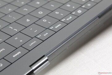 Diseño minimalista con rejillas de ventilación remetidas a lo largo de toda la parte trasera