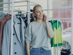 Imagen decorativa. Una persona de pie en una tienda de ropa