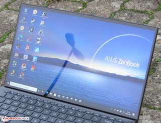 El ZenBook al aire libre (bajo un cielo completamente nublado).