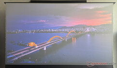 A la luz del día (frente de ventana a la derecha)