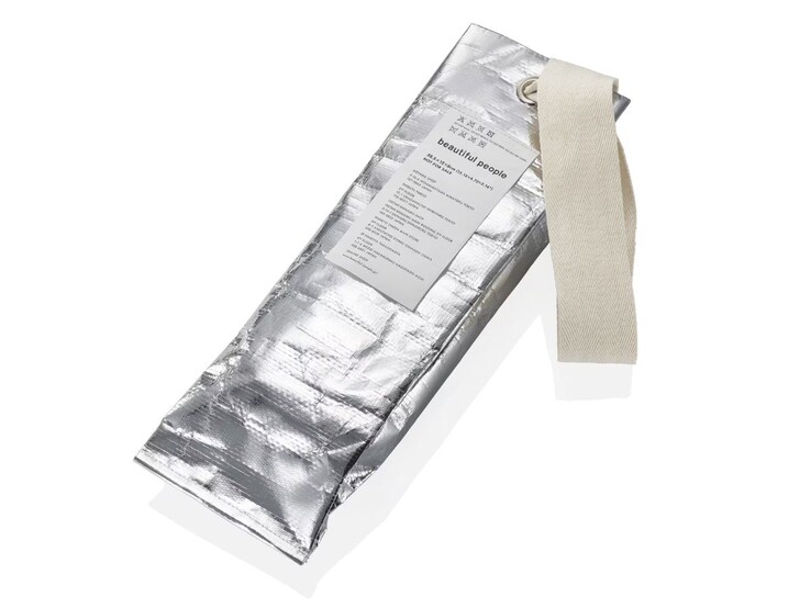 El reloj Casio G-Shock GMS2110BP-5A viene con una bolsa para gente guapa de regalo (en la imagen). (Fuente de la imagen: Casio)