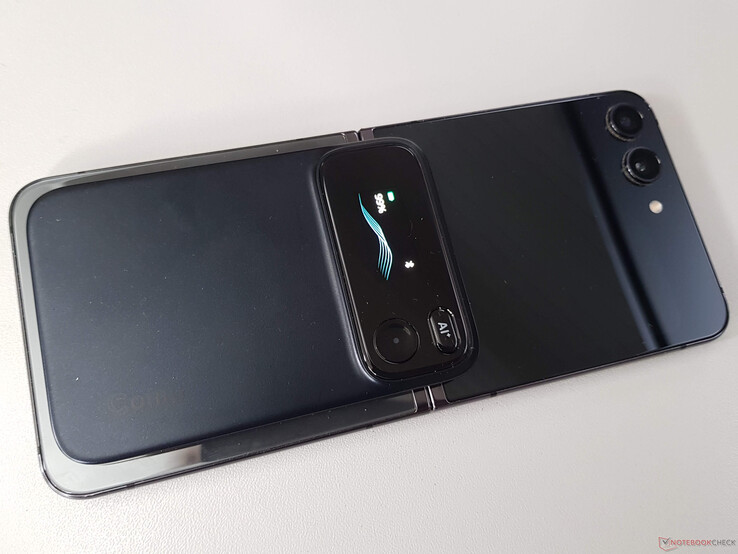 El Comu Action Pro se puede acoplar a la parte trasera de un smartphone mediante imanes, pero es considerablemente más grueso que, por ejemplo, el Plaud Note Pro.