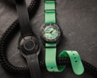 El nuevo Doxa Sub 300 Carbon Seafoam edición limitada (en la imagen) viene con dos opciones de correa de fábrica. (Fuente de la imagen: Watches of Switzerland)