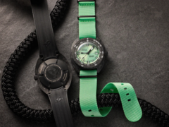 El nuevo Doxa Sub 300 Carbon Seafoam edición limitada (en la imagen) viene con dos opciones de correa de fábrica. (Fuente de la imagen: Watches of Switzerland)