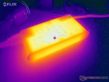 El adaptador de CA puede alcanzar más de 47 C cuando funciona con cargas exigentes