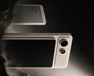 El A10 contará con un SoC Snapdragon de gama básica. En la imagen: una fotografía promocional en la que se muestra la pantalla magnética acoplada al teléfono.