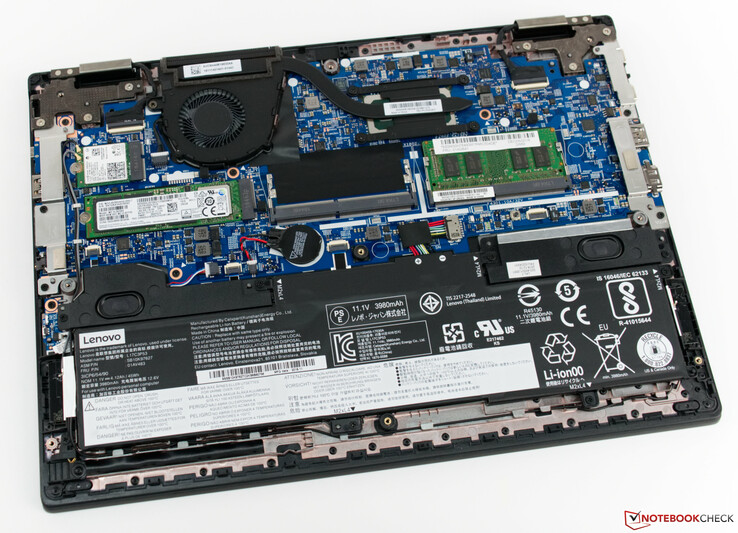 Una mirada al Lenovo ThinkPad L390 Yoga con la placa inferior retirada