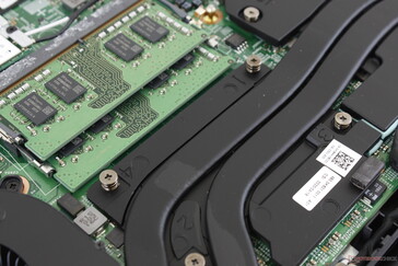 Accesible 2x ranuras SODIMM. Podemos notar sólo un muy ligero ruido electrónico en nuestra unidad de prueba