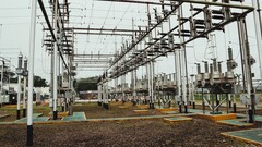 El verdadero cuello de botella para el crecimiento de la IA: Una subestación eléctrica típica que representa los retos de capacidad de la red local que citó el consejero delegado de Microsoft, Satya Nadella. (Fuente de la imagen: Freepik.com) 