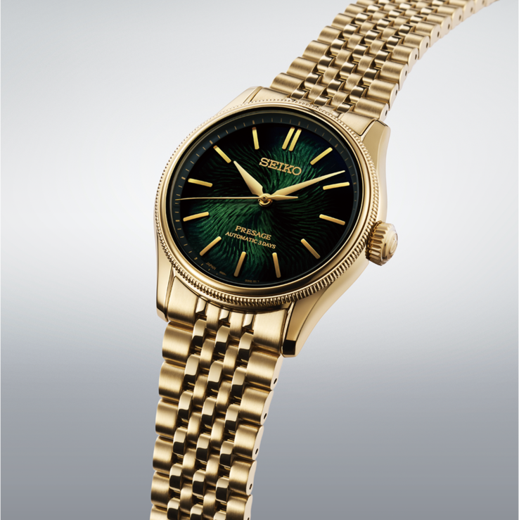 Primer plano del reloj Seiko Presage Classic x Tradman’s Bonsai, con una esfera texturizada de color verde oscuro, agujas e índices dorados y un brazalete dorado.