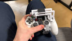 mod del mando de PS4 impreso en 3D para usarlo con una sola mano (imagen: Akaki Kuumeri/YouTube)