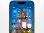 El diseño del software Liquid Glass afecta en gran medida a la estética de la Central de Control de iOS. (Fuente de la imagen: Apple en YouTube)