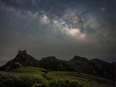 Imagen que muestra montañas y nuestra galaxia, la Vía Láctea. (Fuente de la imagen: Kanenori - Pixabay)