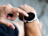 El Garmin Forerunner 955 mostrado en su coloración Whitestone. (Fuente de la imagen: Garmin)