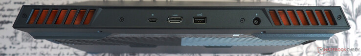En la parte trasera USB-C 3.2 Gen 2 incl. DisplayPort, HDMI 2.1, USB-A 3.2 Gen 1, entrada de alimentación