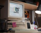 El PC para juegos preconstruido Retro95 de Maingear sobre un escritorio (Fuente de la imagen: Maingear PR)