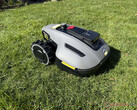 El Mammotion Yuka Mini es uno de los mejores robots cortacésped inalámbricos para jardines pequeños. (Fuente de la imagen: Marcus Schwarten / Notebookcheck)