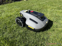 El Mammotion Yuka Mini es uno de los mejores robots cortacésped inalámbricos para jardines pequeños. (Fuente de la imagen: Marcus Schwarten / Notebookcheck)