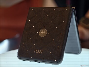 Motorola Razr 70 con cristales de Swarovski en la parte trasera