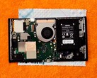 El sistema de refrigeración de la Nintendo Switch 2 incluye un pequeño ventilador y un tubo de calor de cobre (Fuente de la imagen: ProModding, YouTube)