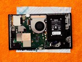 El sistema de refrigeración de la Nintendo Switch 2 incluye un pequeño ventilador y un tubo de calor de cobre (Fuente de la imagen: ProModding, YouTube)
