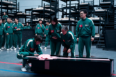 La muerte nunca ha sido tan impersonal en Juego de calamares; en la tercera temporada, incluso el dolor se convierte en ritual: envuelto en rosa y enterrado bajo el silencio. (Fuente de la imagen: Netflix)