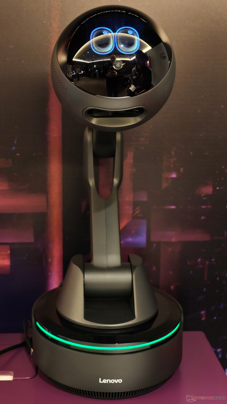 El cuerpo completo del Lenovo AI Workmate.