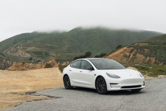 Tesla retira del mercado algunos vehículos Model 3 y Model S tras detectarse múltiples problemas. (Fuente de la imagen: Charlie Deets vía Unsplash)