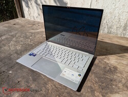 El ZenBook 14 OLED UX3405 es un portátil ultraportátil decente