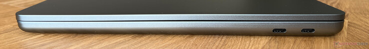 Derecha: 2x USB-C 3.2 Gen 2 (10 GBit/s, DisplayPort ALT Mode 1.4a, Power Delivery)