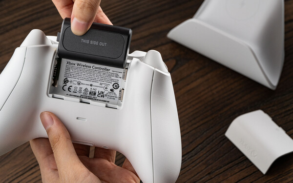 La Ultimate Charging Dock para mandos de Xbox incluye una batería de carga inalámbrica.
