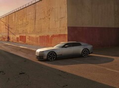 Jaguar Type 01 EV bajo el sol del atardecer frente a un muro alto
