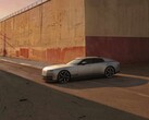 Jaguar Type 01 EV bajo el sol del atardecer frente a un muro alto
