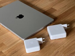 MacBook Pro 14 M3 con ambos adaptadores de corriente (70 y 96 vatios)