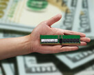 La memoria RAM DDR5 DIY podría convertirse pronto en un método viable para ahorrar dinero en la construcción de un PC. En la imagen: una persona sosteniendo una memoria RAM. (Fuente de la imagen: SK Hynix y Giorgio Trovato)