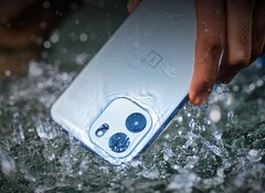 El OnePlus Nord CE6 es resistente al agua y la pantalla táctil también debería responder a los dedos mojados.