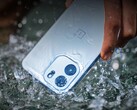 El OnePlus Nord CE6 es resistente al agua y la pantalla táctil también debería responder a los dedos mojados.