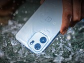 El OnePlus Nord CE6 es resistente al agua y la pantalla táctil también debería responder a los dedos mojados.