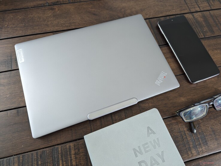 Lenovo ThinkPad Z13 Gen 2 en Gris Ártico Lenovo ThinkPad Z13 Gen 2 en Gris Ártico