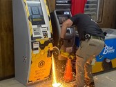 Un agente de policía cortando el cajero automático de Bitcoin con una sierra abrasiva de mano (Fuente de la imagen: Oficina del Sheriff del condado de Jasper a través de Facebook; recortada)